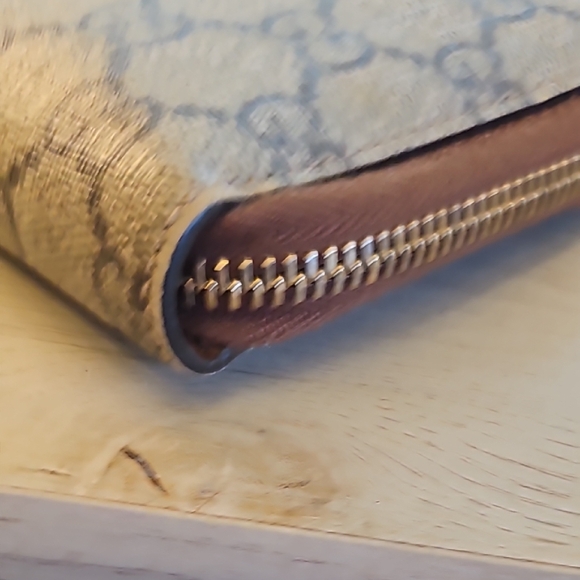 Gucci Beige Monogram Wallet - Picture 4 of 11